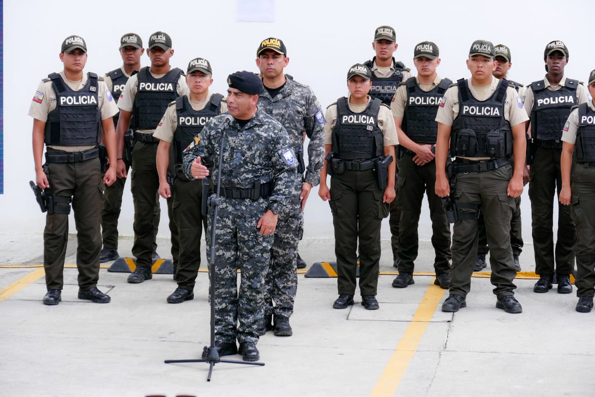 CmdtPoliciaEc's tweet image. Hoy es un día trascendental para la provincia de #Esmeraldas. Con la entrega de la Unidad de Policía Comunitaria, reafirmamos nuestro compromiso con la #SeguridadCiudadana y fortalecemos el trabajo cercano con la comunidad. Esta #UPC es más que infraestructura: es presencia, es…