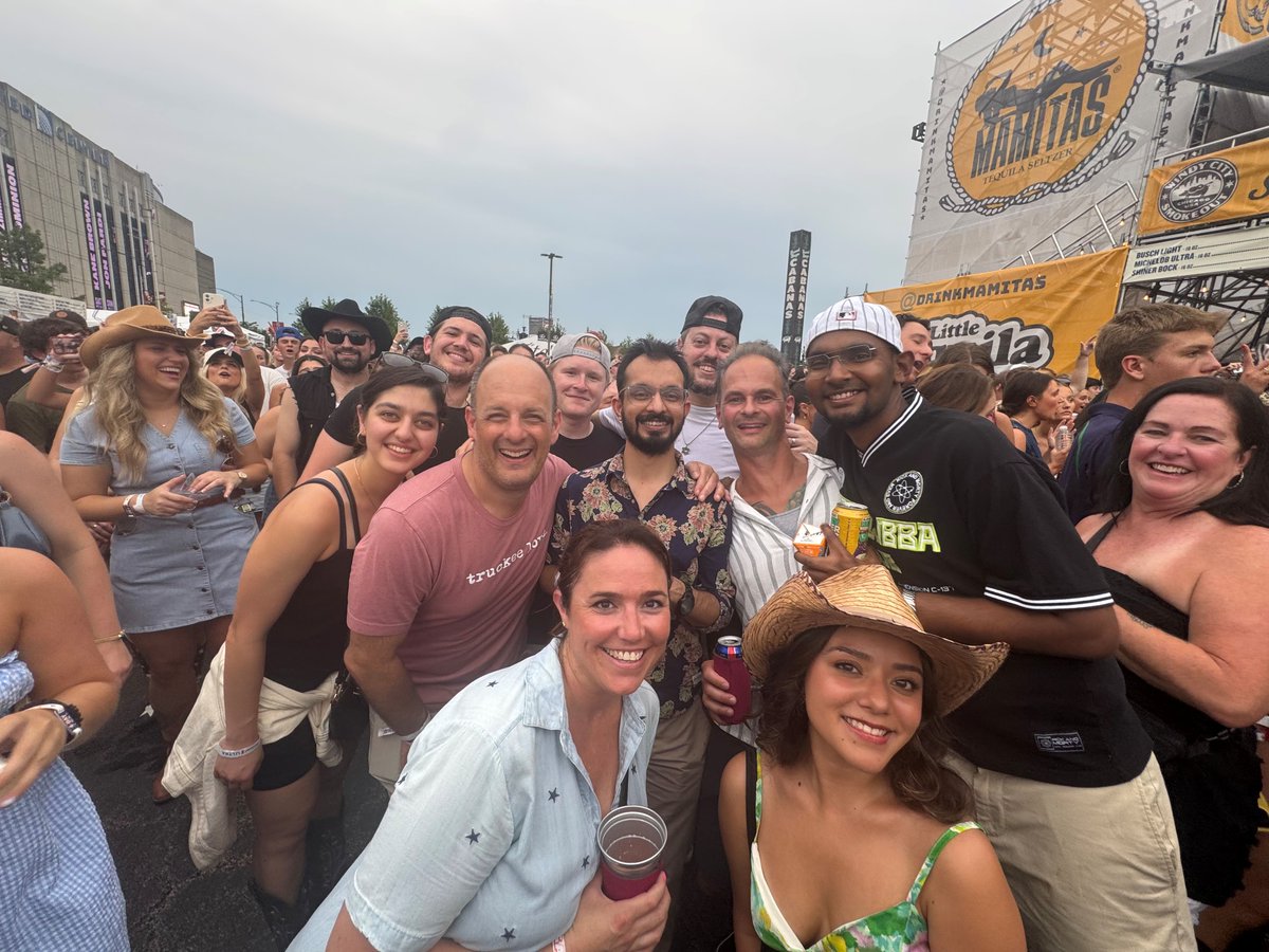 Windy City Smokeout 🤠 Nothing brings our team together like BBQ, country music, and a summer night in Chicago #LifeatSummit <a href="/WCSmokeout/">Windy City Smokeout</a>