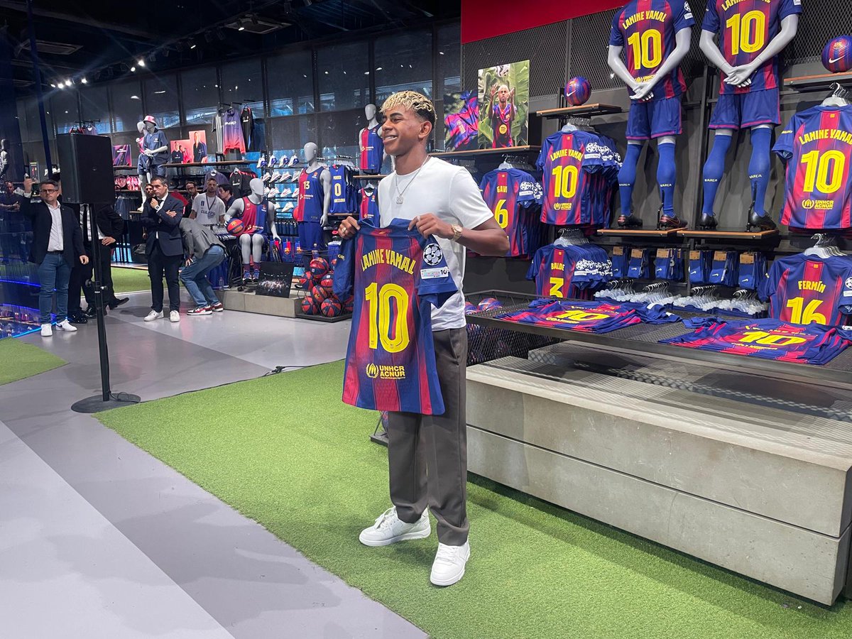 El Barça juga a RAC1 (@fcbrac1) on Twitter photo 🔵🔴 Lamine Yamal presenta la seva nova samarreta amb el dorsal 10 a la botiga del Barça.
📸 <a href="/RogerSaperas/">Roger Saperas</a> 🔵🔴 Lamine Yamal presenta la seva nova samarreta amb el dorsal 10 a la botiga del Barça.
📸 <a href="/RogerSaperas/">Roger Saperas</a>