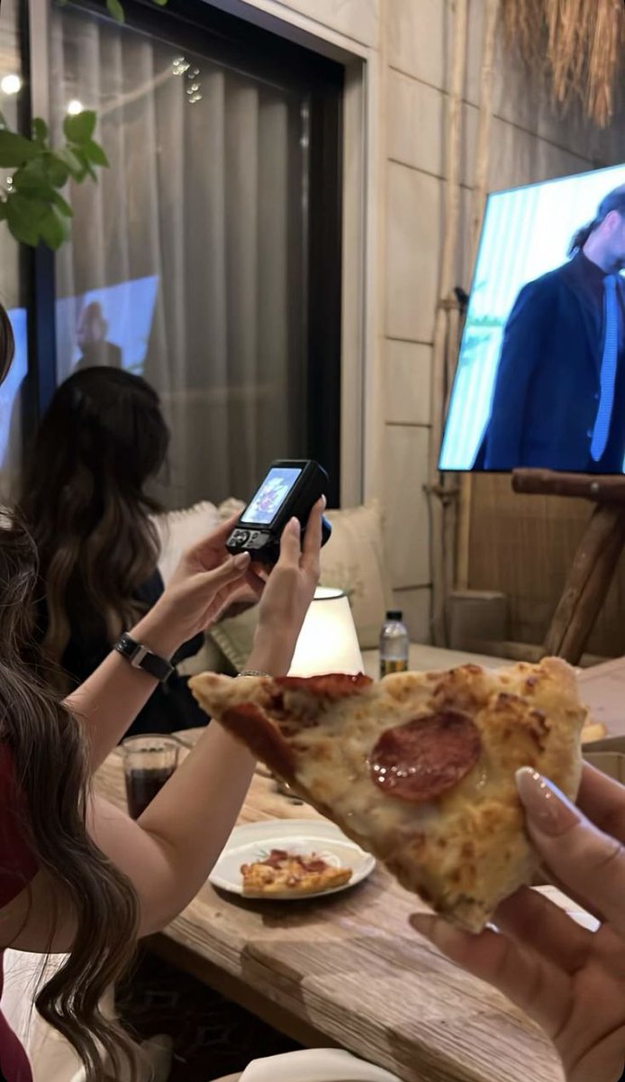 AliceAlice185's tweet image. The only triangle I trust.....
#PizzaNight #SliceOfLife #ComfortVibes #FoodieVibes #CandidMoments #ChillAndChew #PepperoniLovers #WeekendFeels #PizzaPerfection #MovieNightVibes #CozyCorner #GirlsNightIn