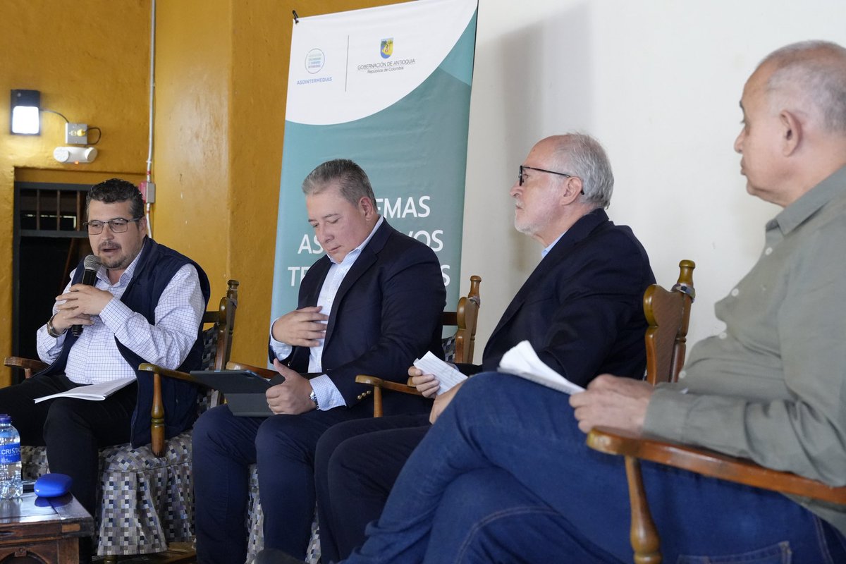 Asointermedias (@asointermedias) on Twitter photo Dialogamos con congresistas clave sobre el papel de las Comisiones Legales Especiales en la descentralización y ordenamiento territorial.
<a href="/GuidoEcheverri/">Guido Echeverri</a>, <a href="/nicolasechal/">Nicolás Echeverry Alvarán</a> y <a href="/LOchoaTobon/">Luis Carlos Ochoa 🇨🇴</a> coincidieron: fortalecer las áreas metropolitanas es vital para cerrar brechas, potenciar el Dialogamos con congresistas clave sobre el papel de las Comisiones Legales Especiales en la descentralización y ordenamiento territorial.
<a href="/GuidoEcheverri/">Guido Echeverri</a>, <a href="/nicolasechal/">Nicolás Echeverry Alvarán</a> y <a href="/LOchoaTobon/">Luis Carlos Ochoa 🇨🇴</a> coincidieron: fortalecer las áreas metropolitanas es vital para cerrar brechas, potenciar el