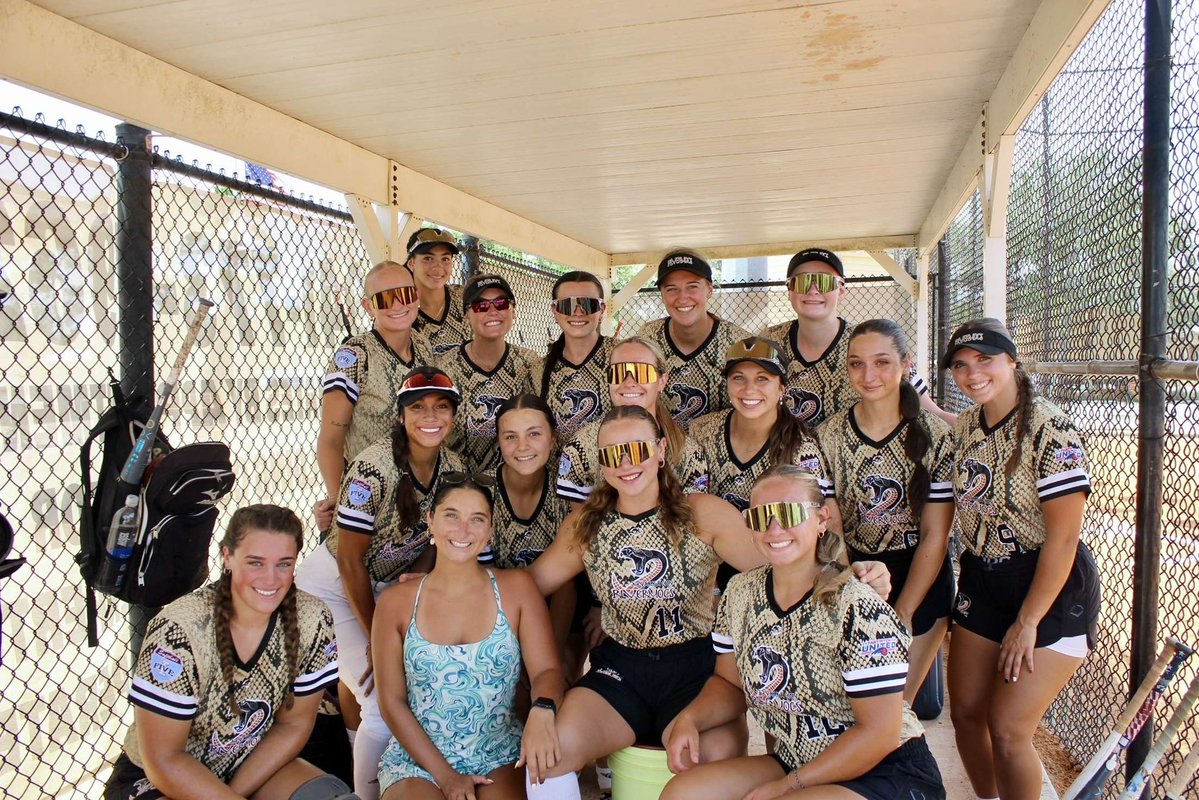 daniellerosner's tweet image. Another great summer with the @FGCLsoftball ! So grateful for the opportunity to meet all of these amazing people! Roll Mocs 🐍🐍🐍 @River_MocSB @ACLcollegiate @gray_robertson