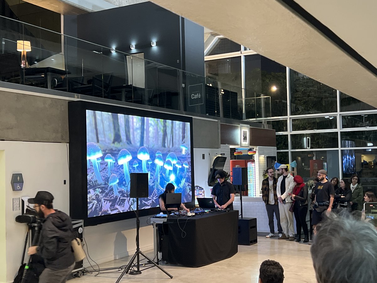 FILE 2025での《Unreal Pareidolia -shadows-》の設営が完了し無事オープニングパーティーが終わりました．現地では藤田麟太郎( <a href="/fritta625/">Rintaro Fujita</a> )がSetup supportとして盤石な仕事っぷりを発揮してくれました．
9月7日まで開催されていますので是非サンパウロまでお越しください．
file.org.br/installation_2…