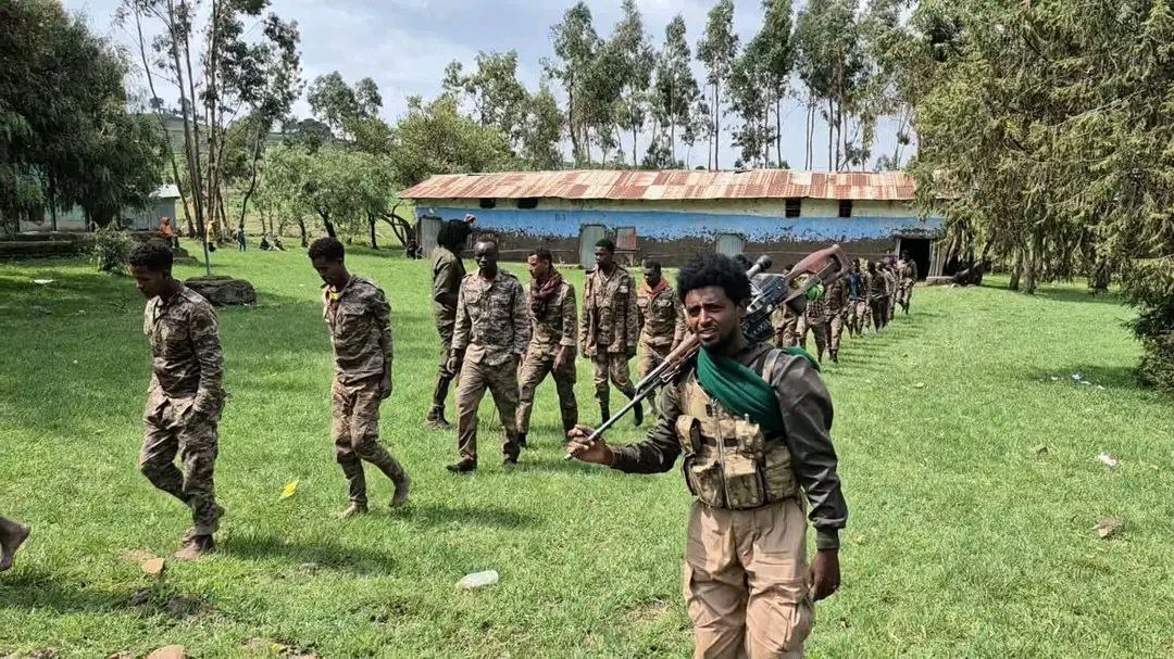 ሰበር ዜና!
=
ዛሬ በጎንደር ከፍተኛ ተጋድሎ ተደርጓል!
=
ፋኖ የማረካቸው የአገዛዙ ታጣቂዎች
ከአዲስ ዘመን እስከ ጠዳ በተደረገ ከፍተኛ ውጊያ የሰሜንና ደቡብ ጎንደር ወረዳዎች ሙሉ በሙሉ በሚባል ደረጃ ተቆጣጥረናል።
በቅርቡ ክልሉን ነፃ እናደርገዋለን