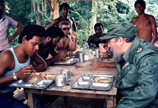 (...) Y afortunadamente, afortunadamente, aunque no hay pueblos mejores que otros, los pueblos pueden ser educados de una forma o de otra; y este pueblo nuestro tiene muy definidos perfiles mentales, muy definida idiosincrasia. No hay pueblo con más sensibilidad para el ridículo