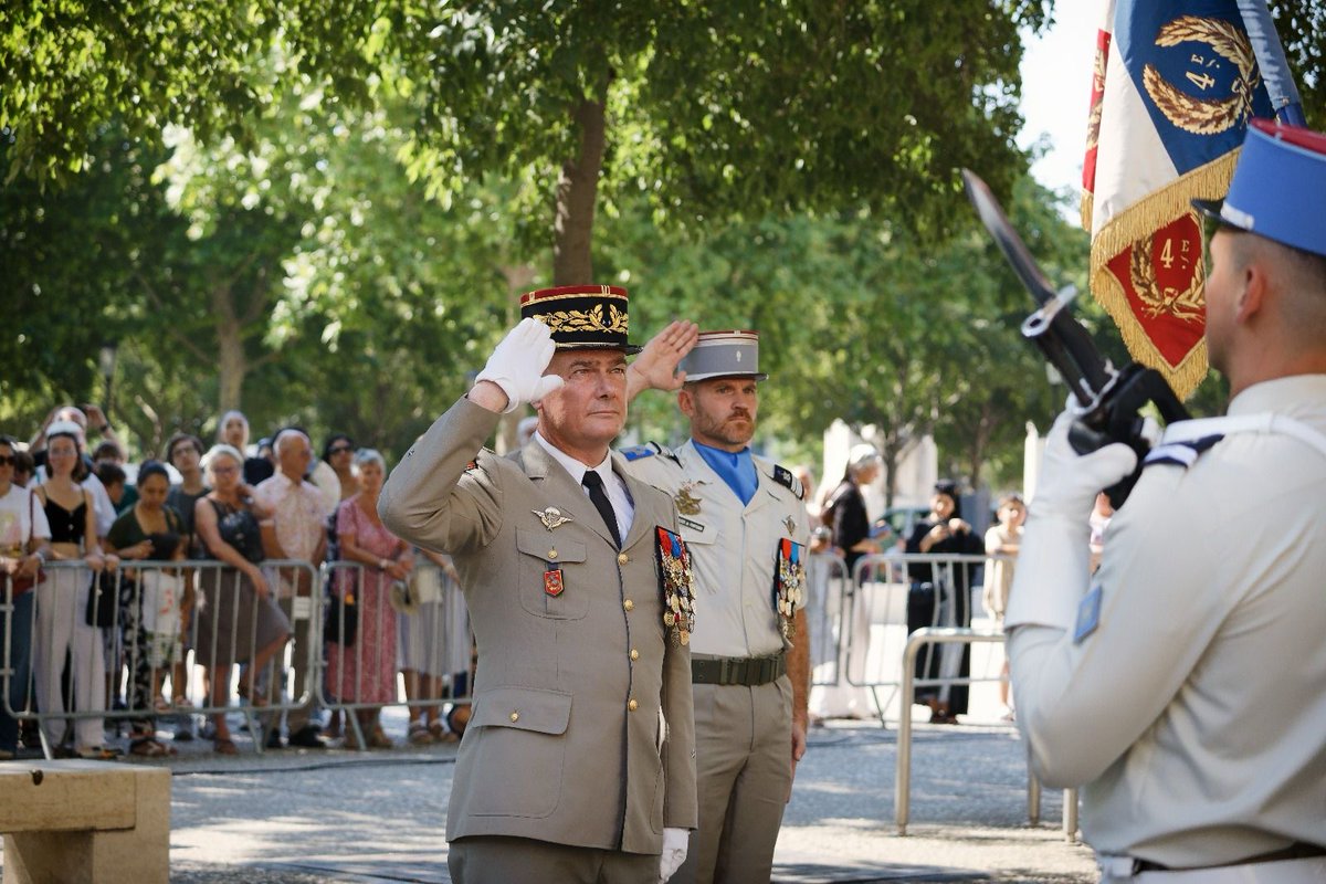 COM6BLB's tweet image. Ce lundi 14 juillet, la #6BLB a pris part à la cérémonie de la ville de Nîmes, présidée par le GBR CARLETON
@COM6BLB.