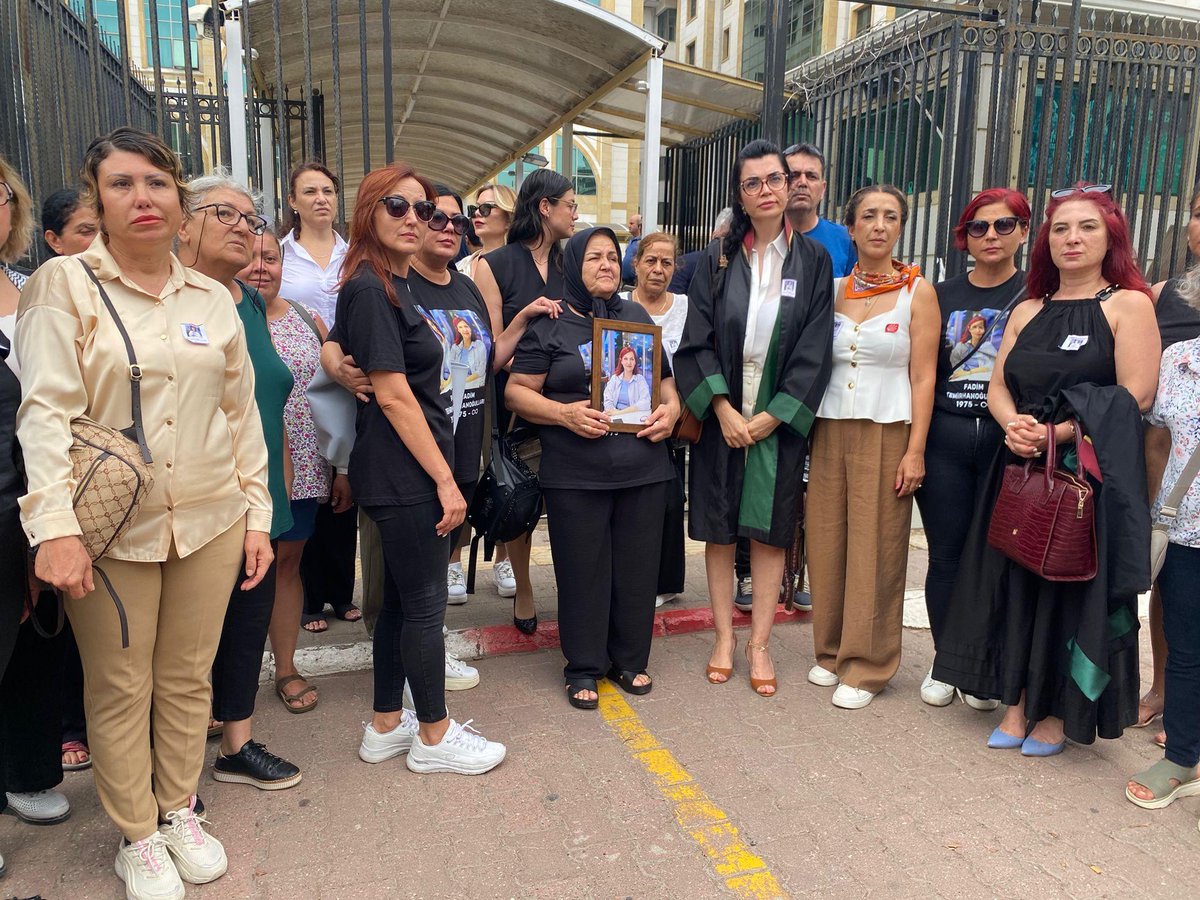 Antalya'da, boşanma aşamasında olduğu #FadimTemirhanoğulları ’nı uykusunda öldüren Savaş Temirhanoğulları hakkında, kadına ve eşe karşı tasarlayarak öldürme suçundan ağırlaştırılmış müebbet hapis cezası talep edildi. Faille eylem birliği içinde hareket eden Fikret İnal hakkında