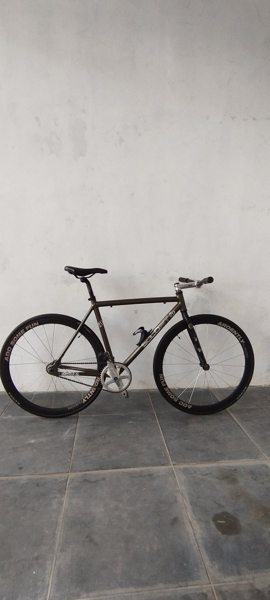 FyardiD's tweet photo. Wts paket hemat
Fullbike soloist 71 
Size 52
Wheelset
-rims ardently fulse 
-hub oxo 20/24
-ban kenda kountach sport
Barset 
-stem uno 
-risebar uno 
Saddle rockbross
Crank skeace kotak
Rante kmc
Parts tsb 100% baru 
Minat dm aja lokasi Cirebon siap bantu kirim kirim 
#fnfjb https://t.co/J0xMbi0u4h