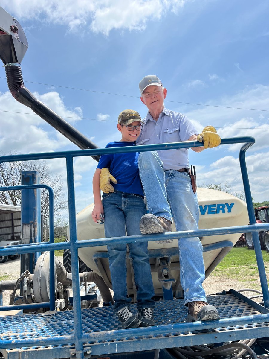 BurrusSeed's tweet image. There&apos;s nothing better than generational farm families! Alex Emmerich was excellent planting season help for his grandpa, David Emmerich at Big Red Farms in Chariton Co., MO. #BurrusSeed #plant25