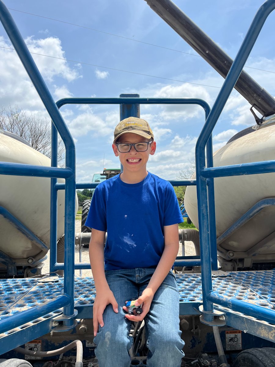 BurrusSeed's tweet image. There&apos;s nothing better than generational farm families! Alex Emmerich was excellent planting season help for his grandpa, David Emmerich at Big Red Farms in Chariton Co., MO. #BurrusSeed #plant25