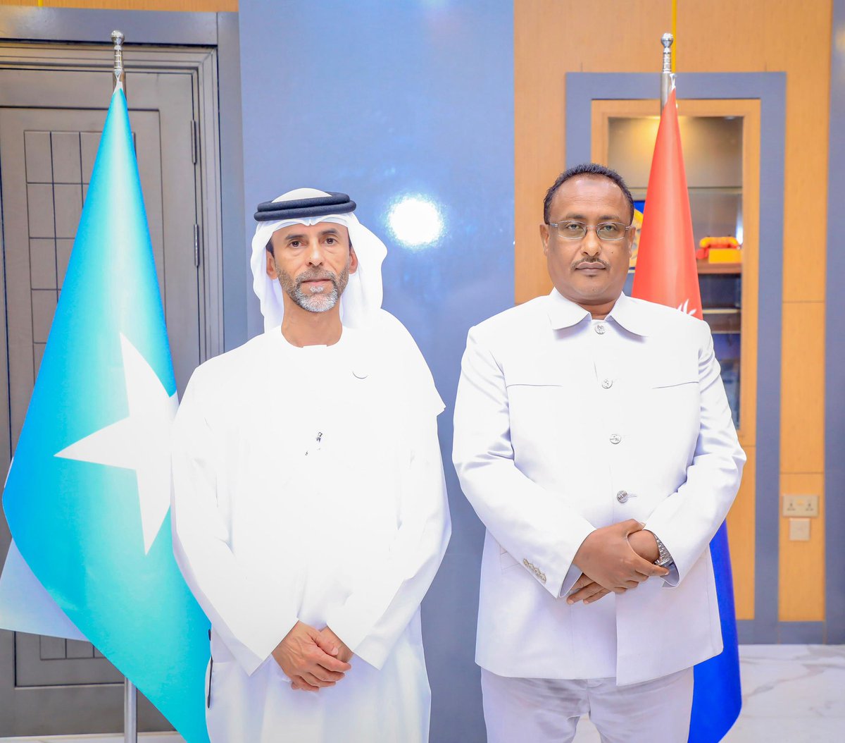 Guddoomiyaha G/Banaadir ahna Duqa Muqdisho Dr. Xasan Maxamed Xuseen (Muungaab) iyo Danjiraha Dalka Imaaraadka u fadhiya Soomaaliya, Amb. Axmed Jumca Alromithi, ayaa ka wada hadlay taageeridda dadaallada D/H/X ugu jirto dib-u-dhiska, bilic-soo-celinta iyo horumarinta caasimadda.