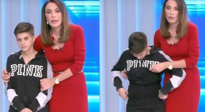 #megalivenews #μουρτζουκου
Δεν ξεχναμε την πιο ηλιθια τηλεπερσονα, Τατιανα Στεφανιδου που την εβγαζε και μας ελεγε οτι ειναι γλυκια και μικροκαμωμενη και δεν θα μπορουσε να πειραξει ουτε μυρμηγκι.