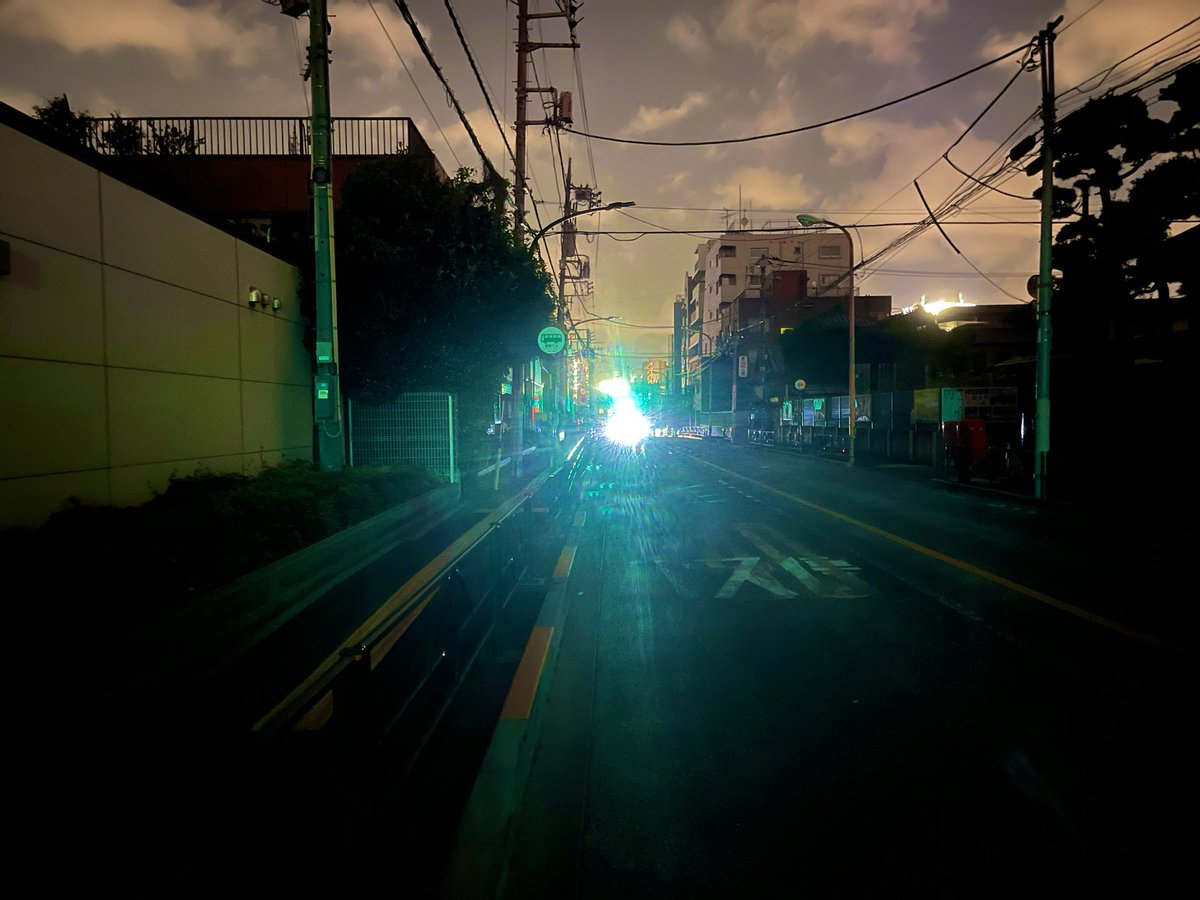 bustrip11's tweet image. 帰り道が停電しており、田舎みたいな雰囲気が新鮮だった