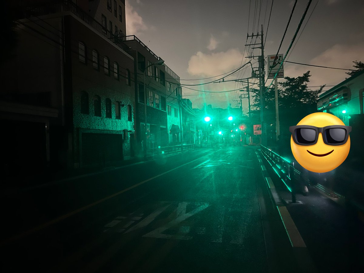 bustrip11's tweet image. 帰り道が停電しており、田舎みたいな雰囲気が新鮮だった