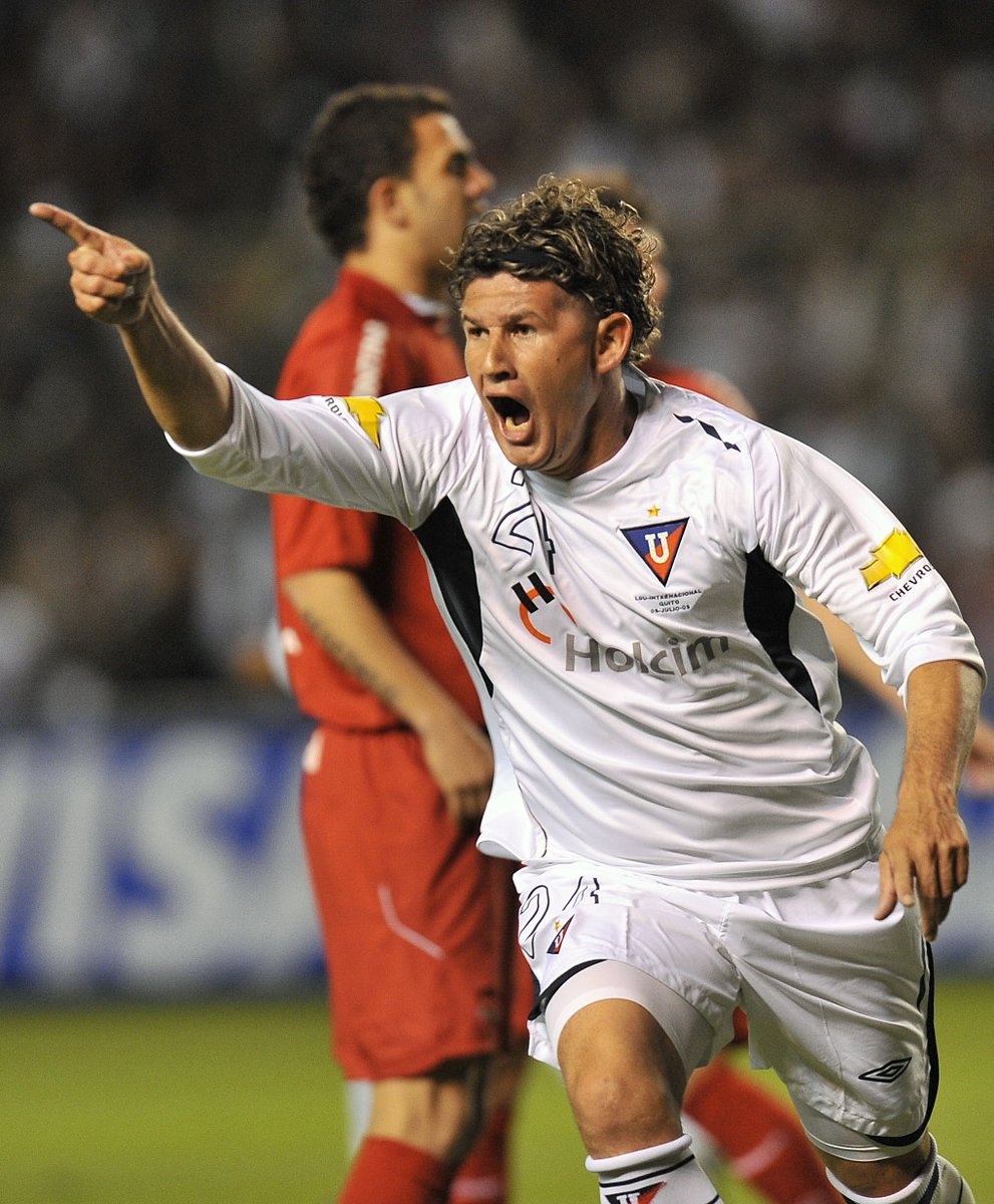 ConmebolRecopa's tweet image. 🇪🇨🏆 ¡La primera CONMEBOL #Recopa para Ecuador! Hace 1⃣6⃣ años, @LDU_Oficial conquistó el título de 2009.
