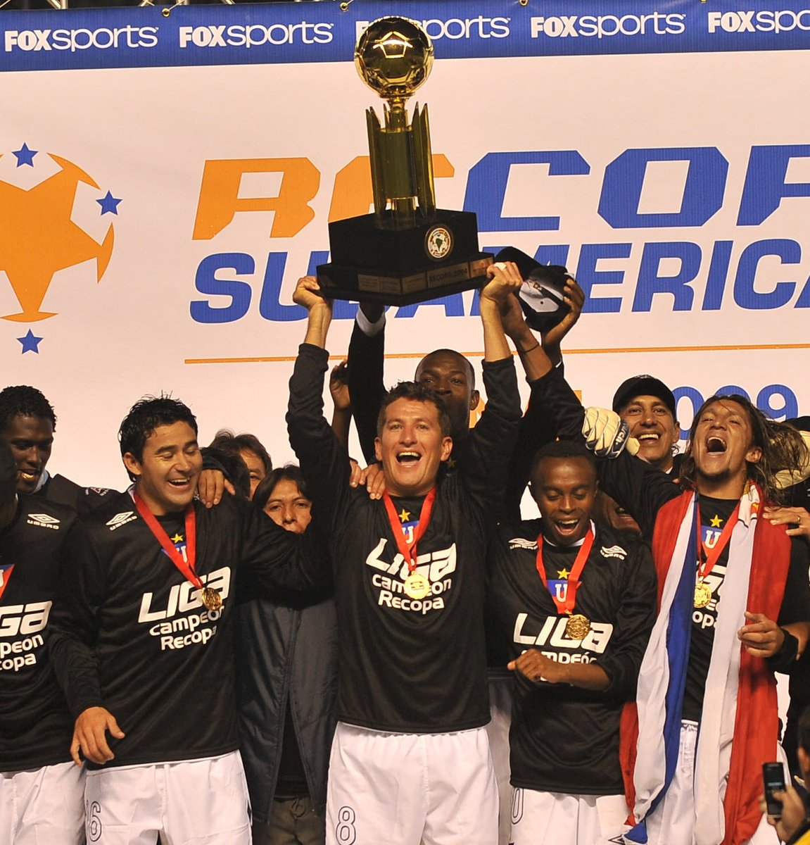 ConmebolRecopa's tweet image. 🇪🇨🏆 ¡La primera CONMEBOL #Recopa para Ecuador! Hace 1⃣6⃣ años, @LDU_Oficial conquistó el título de 2009.