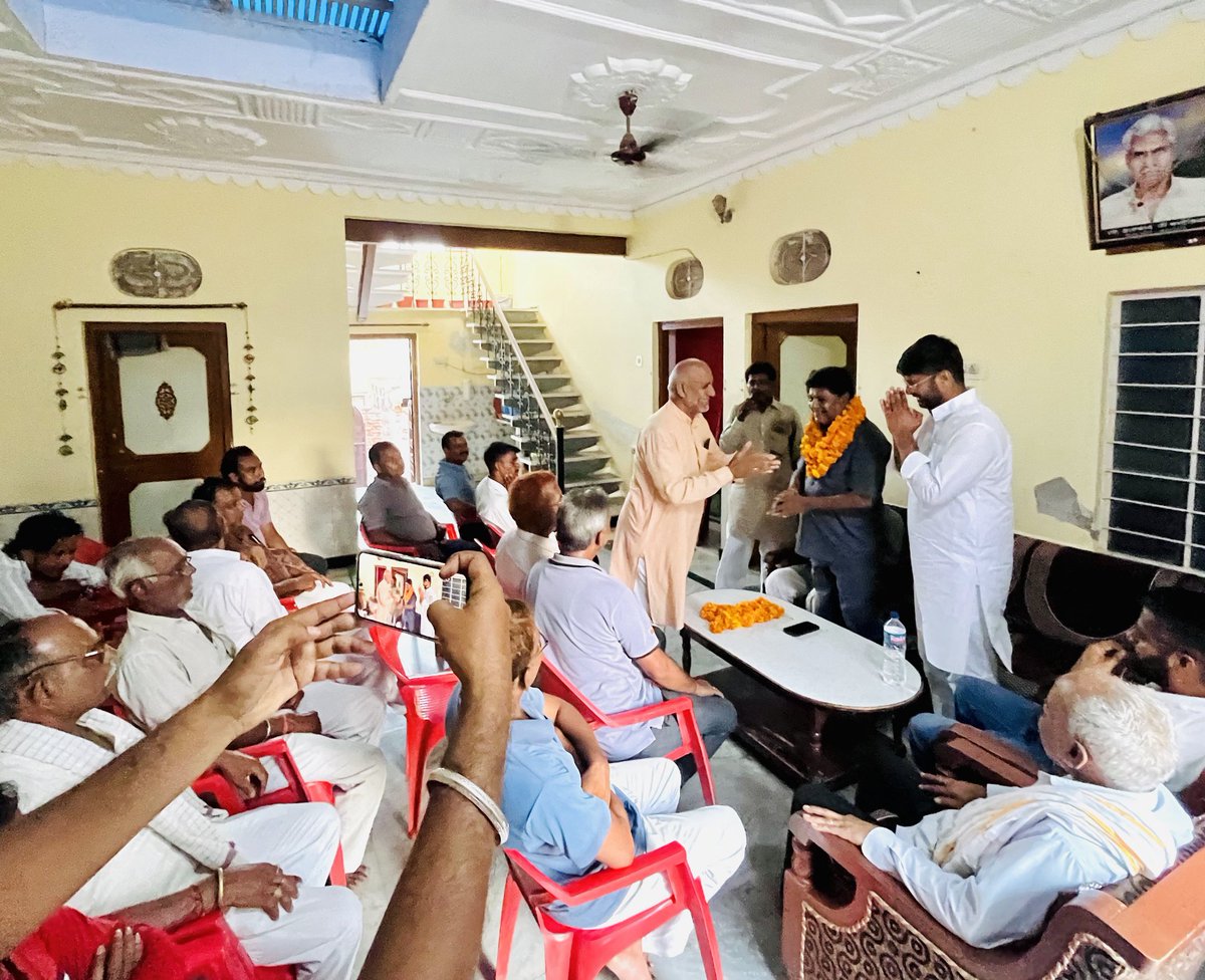 AsifChuru0029's tweet image. 📍वाल्मीकि बस्ती,चूरू
चूरू शहर की वाल्मीकि बस्ती से कांग्रेस परिवार के सदस्य शंकर चंदेलिया जी को सेवादल कांग्रेस का शहर अध्यक्ष बनाएं जाने पर कल उनके निवास स्थान पहुँचकर स्वागत व अभिनंदन किया।
@RahulGandhi
@GovindDotasra @RahulKaswanMP
@KrishnaPooniaIN