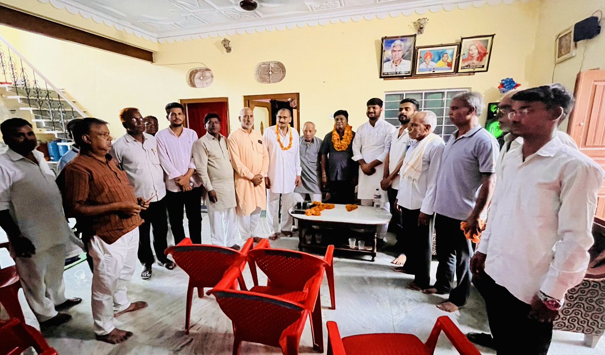 AsifChuru0029's tweet image. 📍वाल्मीकि बस्ती,चूरू
चूरू शहर की वाल्मीकि बस्ती से कांग्रेस परिवार के सदस्य शंकर चंदेलिया जी को सेवादल कांग्रेस का शहर अध्यक्ष बनाएं जाने पर कल उनके निवास स्थान पहुँचकर स्वागत व अभिनंदन किया।
@RahulGandhi
@GovindDotasra @RahulKaswanMP
@KrishnaPooniaIN