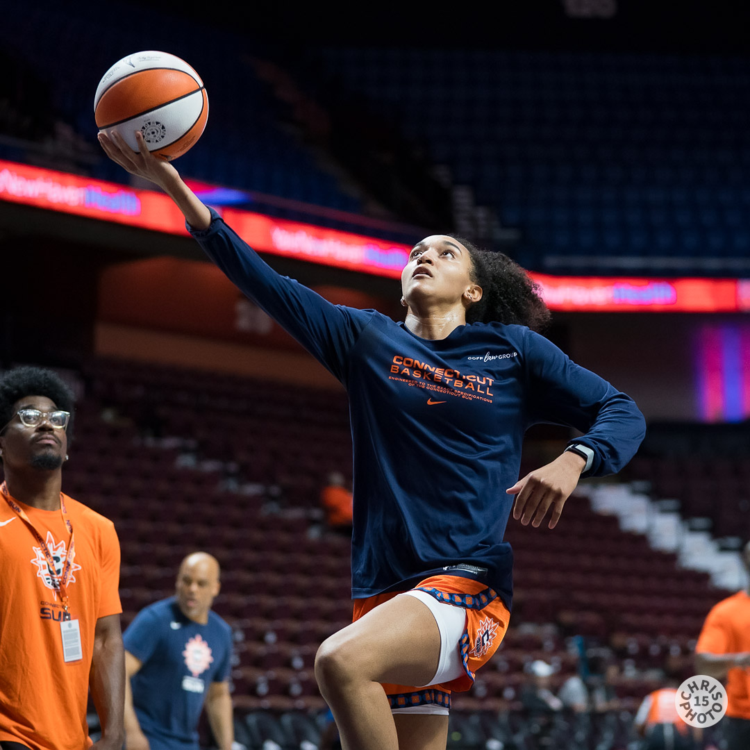 chrisphoto15's tweet image. The @ConnecticutSun and @seattlestorm are warming up at @MoheganSun arena for today's #WNBA Camp Day game.