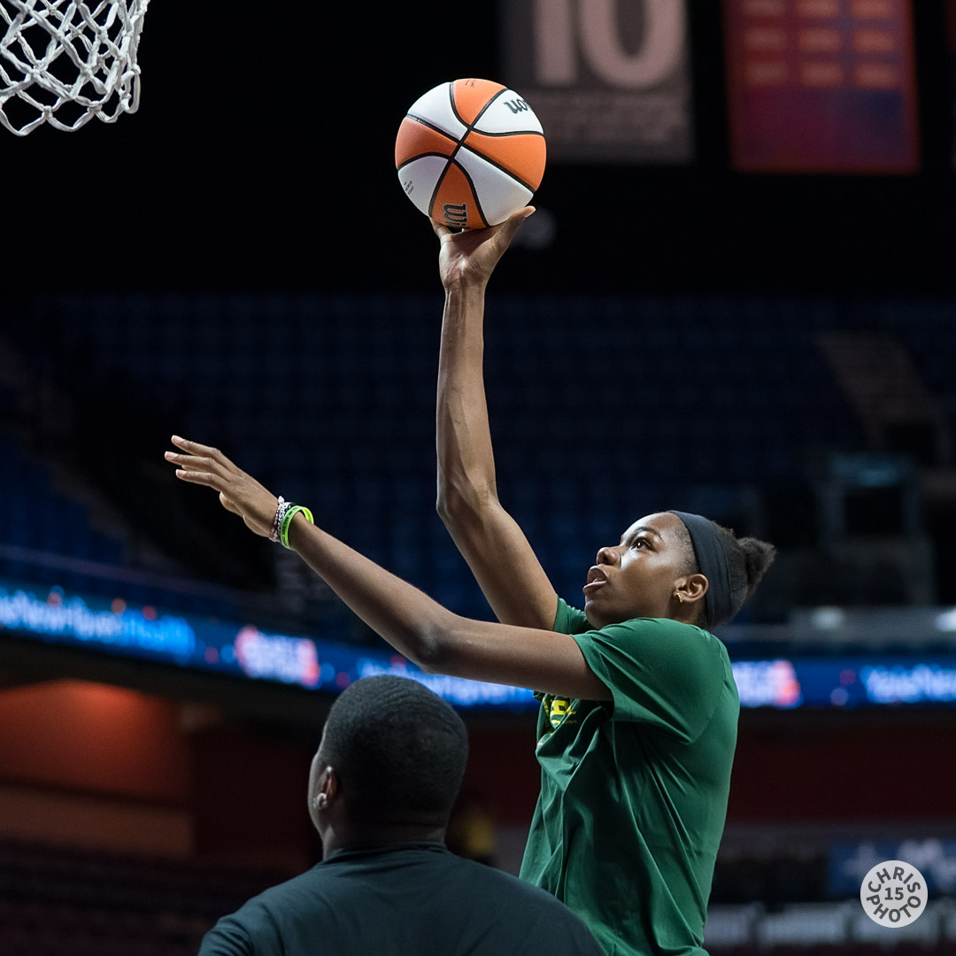 chrisphoto15's tweet image. The @ConnecticutSun and @seattlestorm are warming up at @MoheganSun arena for today's #WNBA Camp Day game.