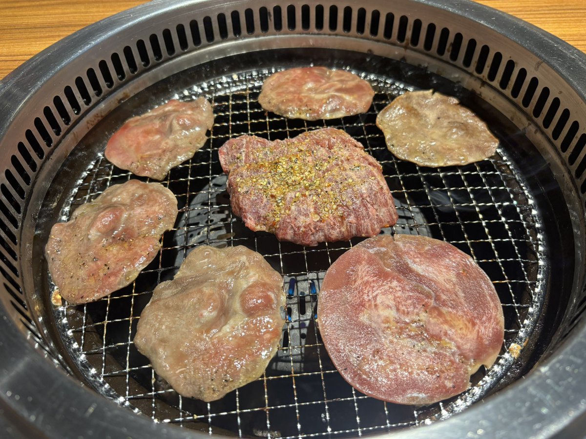 最近枠外に無断駐車してるハイエースがMy住居におるんやが、たまたま停めてるとこに鉢合わせたからどんな奴かな〜と見てたら子持ちファミリーやった。
すぐ大家に電話して、聞こえる声量で話してたらパッパだけ車に戻ってきてどっか行った。
ダサすぎるぜパッパ。
ハイエースはかっこいいぜパッパ。