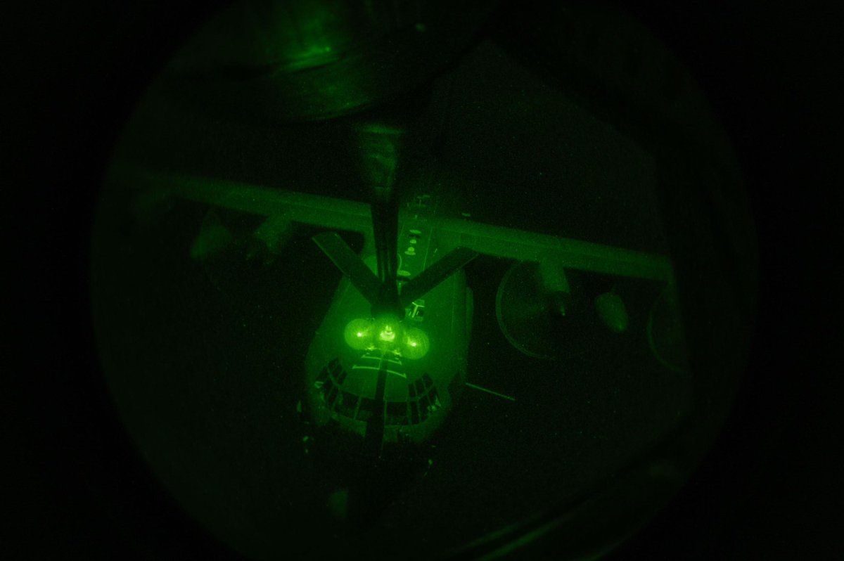 CENTCOMHebrew's tweet image. מטוס AC-130J גוסטרידר של חיל האוויר האמריקאי (#USAFCENT) מקבל דלק ממטוס KC-135 סטראטוטנקר מעל אזור האחריות של פיקוד המרכז של ארה"ב (#CENTCOM).