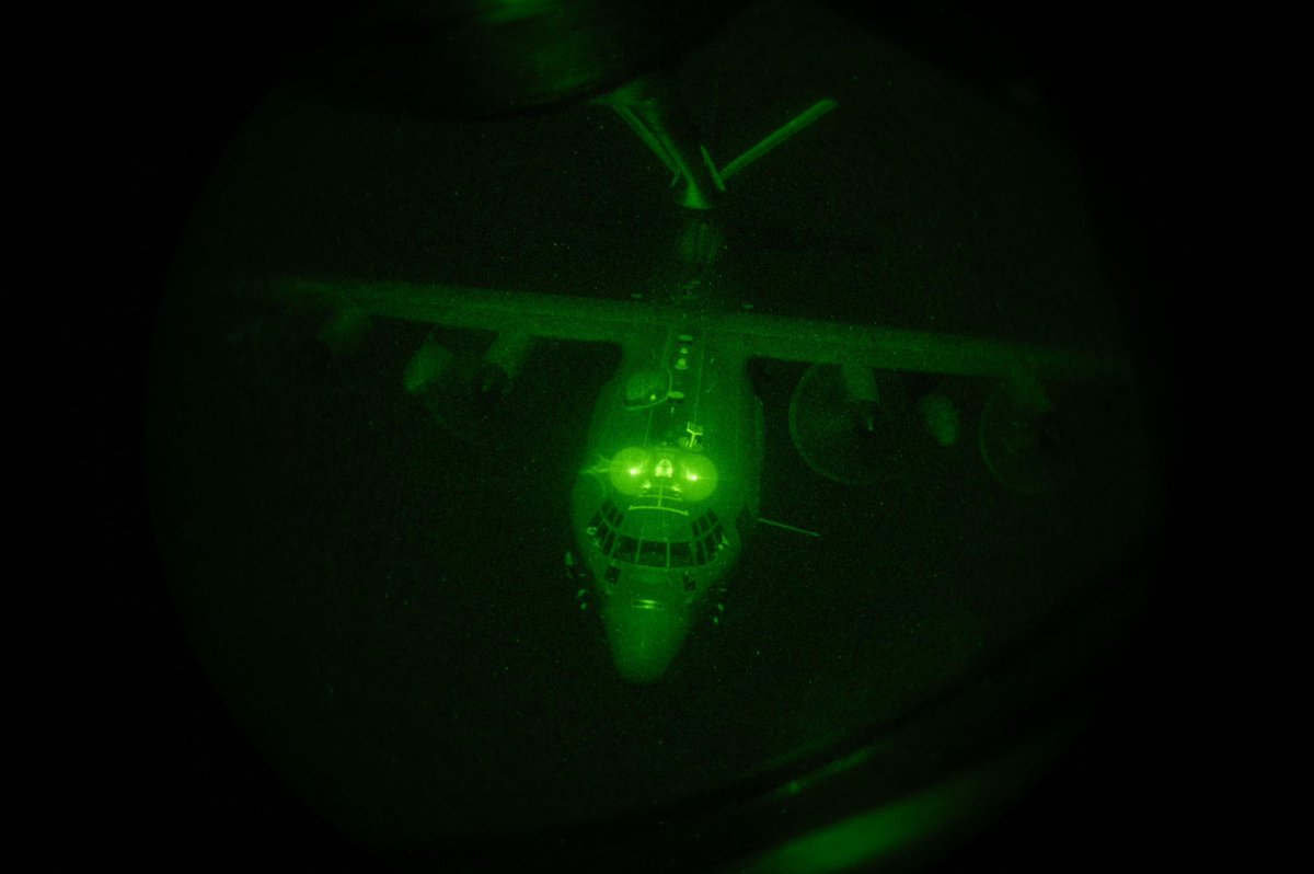 CENTCOMHebrew's tweet image. מטוס AC-130J גוסטרידר של חיל האוויר האמריקאי (#USAFCENT) מקבל דלק ממטוס KC-135 סטראטוטנקר מעל אזור האחריות של פיקוד המרכז של ארה"ב (#CENTCOM).