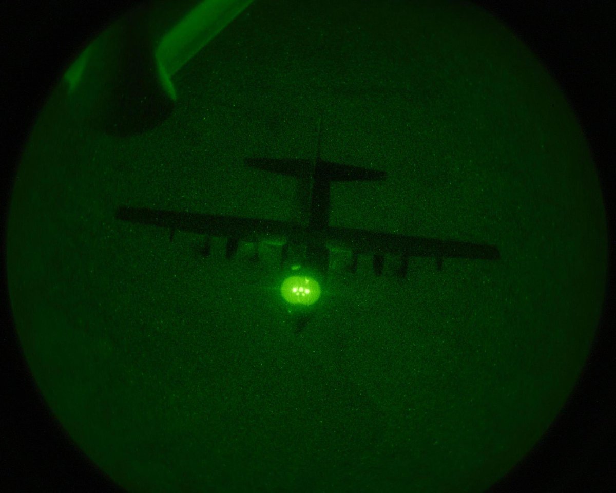 CENTCOMHebrew's tweet image. מטוס AC-130J גוסטרידר של חיל האוויר האמריקאי (#USAFCENT) מקבל דלק ממטוס KC-135 סטראטוטנקר מעל אזור האחריות של פיקוד המרכז של ארה"ב (#CENTCOM).