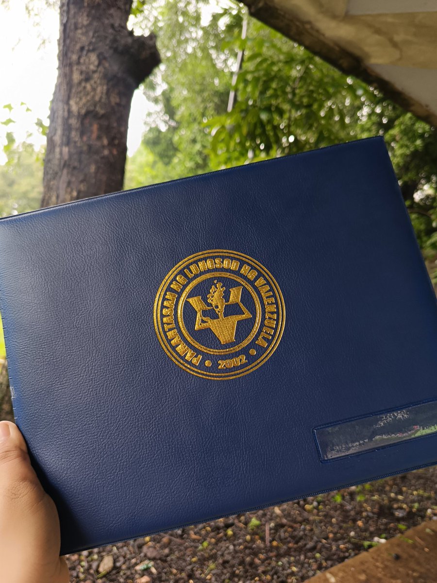 degree holder na si accla! sa sobrang hirap ng buhay ko akala ko talaga hindi nako makakagraduate, hindi oa pero totoo lang hahahahahs pero i did it, kinaya ko. thank u sa mga naniwala at naging support system ko! at syempre para sa mama ko 🙏🤍