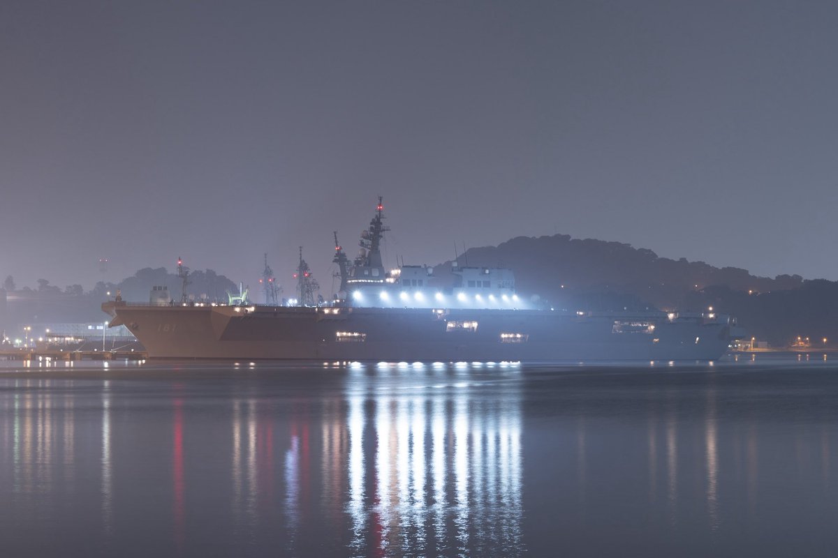 大気がガスり過ぎてどのフネを撮っても霧型護衛艦になってしまう横須賀
