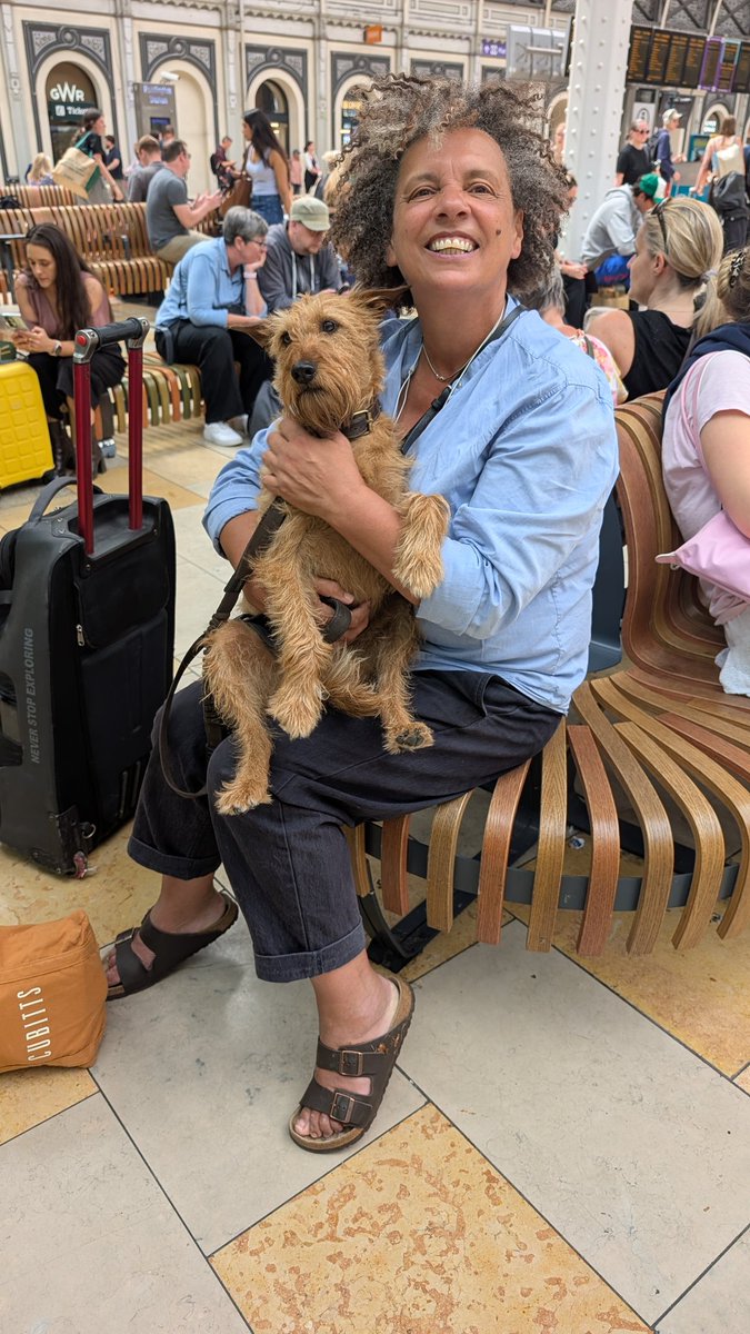 Such a small world - spied an IT at Paddington Stn and ofc I had to go say hi - turns out it's Oppo's little sister 😍 had a lovely chat with Gloria and Missy is adorable 🐶