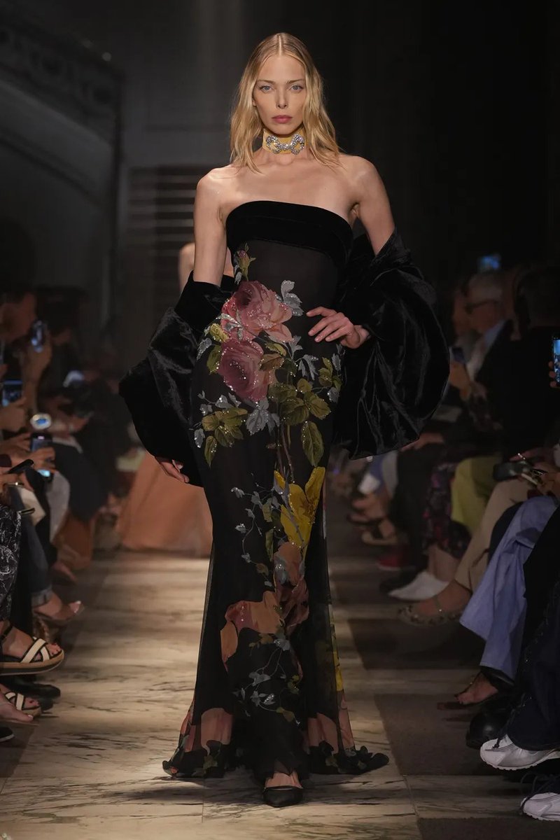 LaModeUnknown's tweet photo. Absolute romantic DARKNESS in full BLOOM at ✨Elie Saab✨ Fall/Winter 2025 Couture — ALL the looks in a thread.🪡🧵

PS: obsessed with the ICONS Lara Stone, Sasha Pivovarova and Tanya Dziahileva walking the show, such 2000s NOSTALGIA... https://t.co/RGbx2Z9Q7W