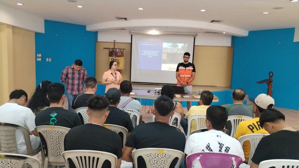 Riesgos_Ec's tweet photo. 📍#ElOro 
 #Machala 
Puerto Bolívar
A través de la Secretaría Nacional de Gestión de Riesgos, desarrollamos una jornada de capacitación con miembros de las asociaciones 17 de Enero y Producción Pesquera Artesanal El Macho.

📚 Durante la actividad se abordaron temas clave como:
✔️ Evaluación Inicial de Necesidades Básicas (EVIN)
✔️ Sistema de Alerta Temprana (SAT) para tsunamis
✔️ Procedimientos de evacuación

🎯 El objetivo: fortalecer capacidades comunitarias para la respuesta ante emergencias y fomentar una cultura de prevención y autoprotección.

#GobiernoEnAcción
