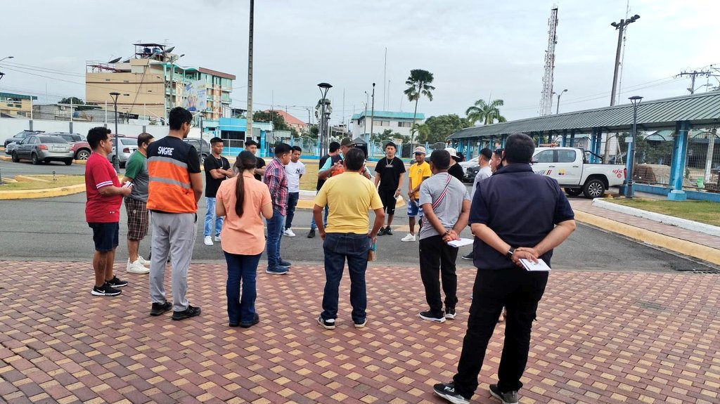 Riesgos_Ec's tweet photo. 📍#ElOro 
 #Machala 
Puerto Bolívar
A través de la Secretaría Nacional de Gestión de Riesgos, desarrollamos una jornada de capacitación con miembros de las asociaciones 17 de Enero y Producción Pesquera Artesanal El Macho.

📚 Durante la actividad se abordaron temas clave como:
✔️ Evaluación Inicial de Necesidades Básicas (EVIN)
✔️ Sistema de Alerta Temprana (SAT) para tsunamis
✔️ Procedimientos de evacuación

🎯 El objetivo: fortalecer capacidades comunitarias para la respuesta ante emergencias y fomentar una cultura de prevención y autoprotección.

#GobiernoEnAcción