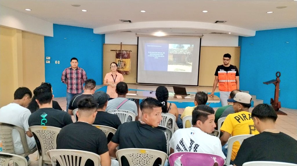 Riesgos_Ec's tweet photo. 📍#ElOro 
 #Machala 
Puerto Bolívar
A través de la Secretaría Nacional de Gestión de Riesgos, desarrollamos una jornada de capacitación con miembros de las asociaciones 17 de Enero y Producción Pesquera Artesanal El Macho.

📚 Durante la actividad se abordaron temas clave como:
✔️ Evaluación Inicial de Necesidades Básicas (EVIN)
✔️ Sistema de Alerta Temprana (SAT) para tsunamis
✔️ Procedimientos de evacuación

🎯 El objetivo: fortalecer capacidades comunitarias para la respuesta ante emergencias y fomentar una cultura de prevención y autoprotección.

#GobiernoEnAcción