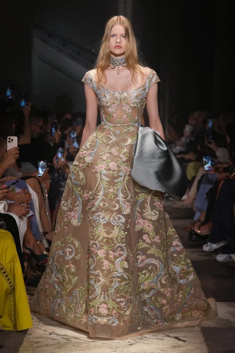 Absolute romantic DARKNESS in full BLOOM at ✨Elie Saab✨ Fall/Winter 2025 Couture — ALL the looks in a thread.🪡🧵

PS: obsessed with the ICONS Lara Stone, Sasha Pivovarova and Tanya Dziahileva walking the show, such 2000s NOSTALGIA...
