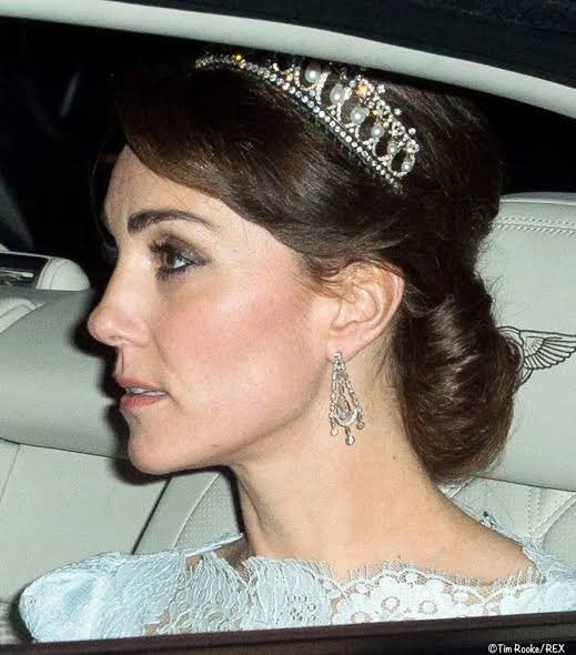 A primeira vez que Kate usou a tiara Lover’s Knot foi em 2015. A tiara nunca pertenceu à Diana, ela faz parte da coleção de tiaras da família real britânica.