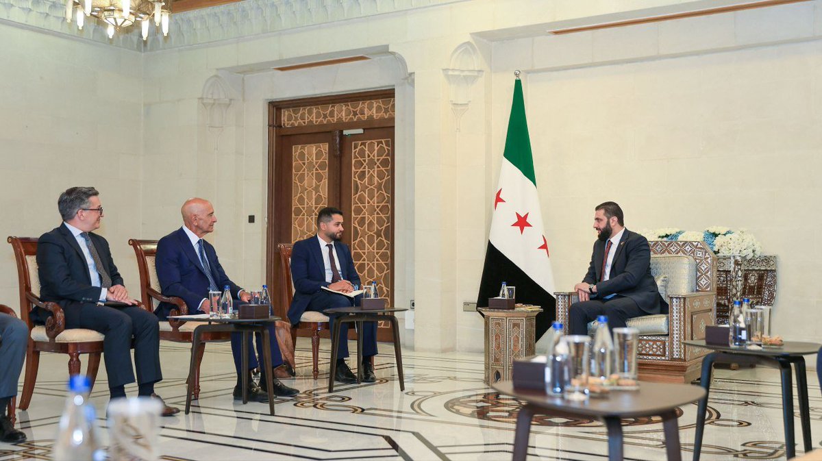 SyPresidency's tweet image. رئيس الجمهورية العربية السورية السيد أحمد الشرع يلتقي المبعوث الخاص للولايات المتحدة الأمريكية إلى سوريا السيد توماس باراك والوفد المرافق له في قصر الشعب بالعاصمة دمشق
#رئاسة_الجمهورية_العربية_السورية