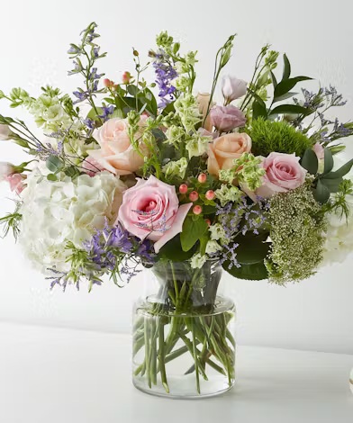 Veldkamps's tweet image. 🌸 "Fresh-Picked Porcelain" is a harmony of #roses, #larkspurs, #hypericum berries, Queen Anne’s Lace, trick #dianthus, and #limonium. 🌿 A stunning display sure to brighten any day! 💕

#FloralDesign #Elegance #BeautyofVeldkamps #VeldkampsFlowers #DenverCo #LakewoodFlorist
