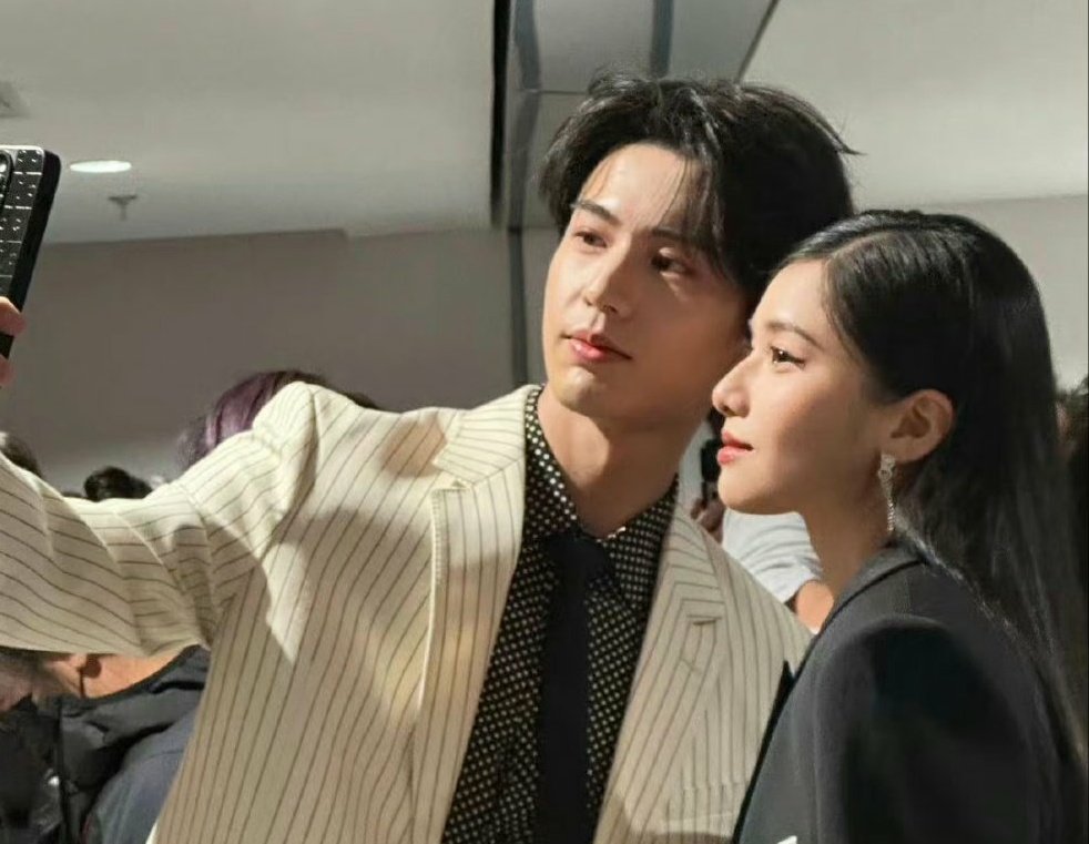 yuyicious's tweet photo. zhang jingyi and zhang linghe our work husband-wife basically<3 https://t.co/ILUFA2NKiP