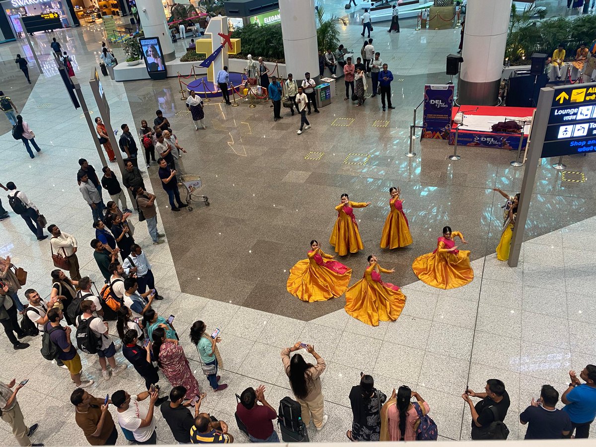 kapz30's tweet image. The coffee was good. The Kathak was soul-stirring. What a view at Terminal 1, Delhi Airport. 💫

#DelVibes #Kathak 
@DelhiAirport