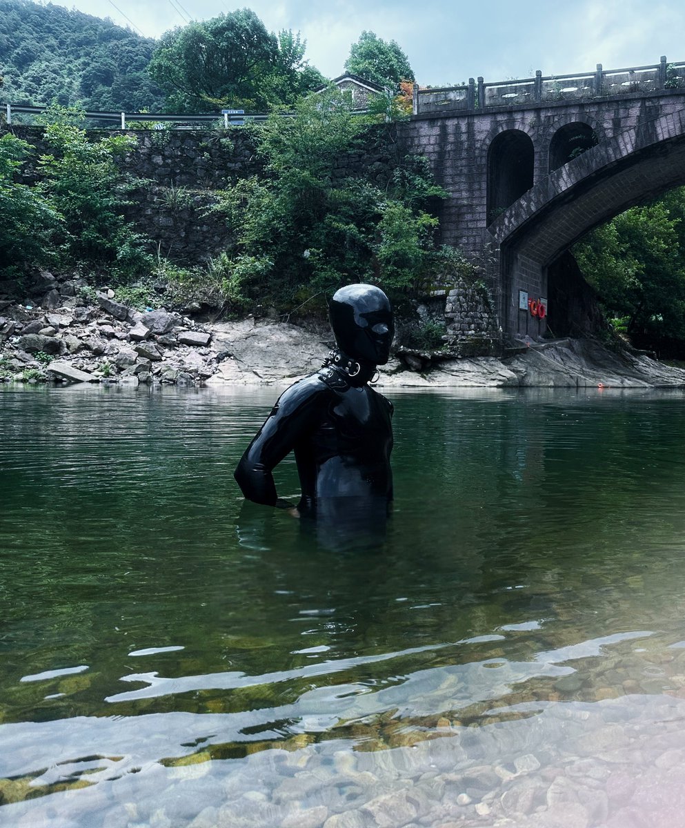 钥匙掉水里了，能帮黑胶人找一下吗