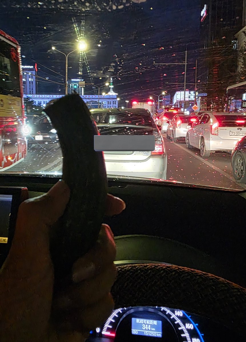 Заа 6 цаг түгжрээд баяраар идэх өргөст хэмхээ идсээр яваад хотын төвд орж ирлээ. Уйлмаар байна 🤦‍♀️