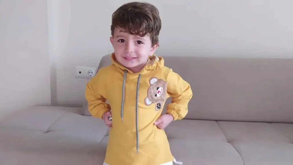 antakyapedia's tweet photo. Hatay'da 6 Şubat depremlerinde yıkılan Nilüfer Apartmanı'nın enkazında kaybolan 4 yaşındaki Muhammed Emir Gültekin'in cenazesine 29 ay sonra ulaşıldı. Teyzesi Nurşen Kısa, Emir'in başka bir çocukla karıştırılarak farklı bir mezarlığa gömüldüğünü, DNA testiyle kimliğinin belirlendiğini açıkladı.

#hatay #6şubat