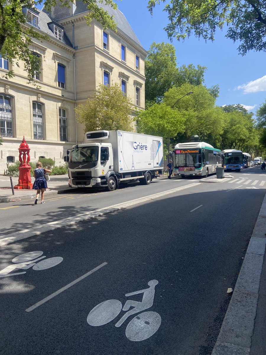 Sous les fenêtres du bureau du maire, le résultat affligeant de la politique punitive de la ville de #Paris : ce midi, 3 lignes de bus à l’arrêt, créant un bouchon monstrueux au cœur de #Paris20. La cause : un aménagement défaillant, réalisé sans concertation ni étude préalable.