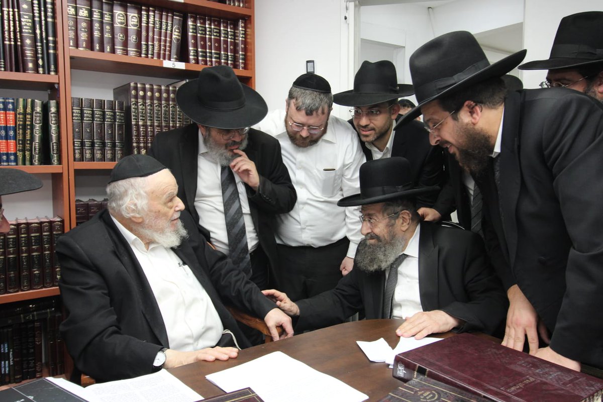 Yossi_Feld's tweet image. הגאון רבי מסעוד בן שמעון שליט"א יחד עם ראשי ישיבת אור התלמוד עלו למעונו של מרן הגרמ"ה הירש שליט"א
כדי להודות לו על תמיכתו האיתנה ולהתברך לקראת פתיחת זמן אלול.
במהלך הביקור עמד מרן שליט"א על טיבם ואיכותם של בני הישיבה, ובירכם בחום רב.
צילום: איתי קצב