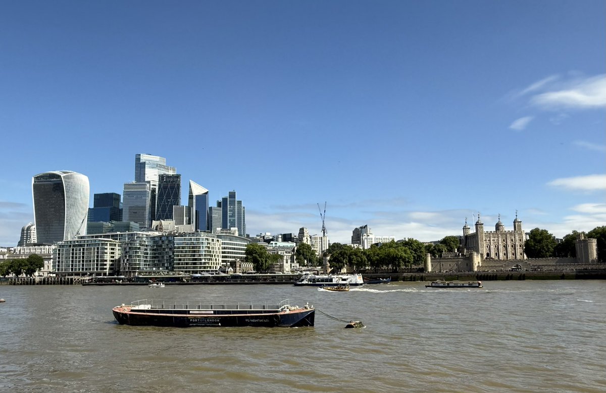 A beautiful day for a London #skywatch.