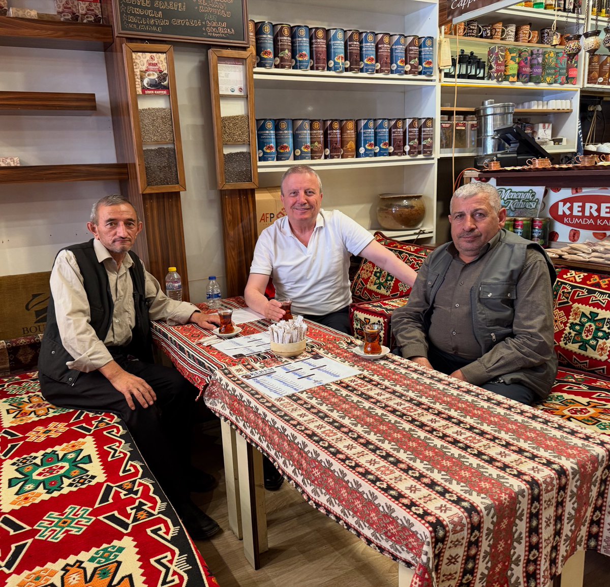 Nuribey’den dostlar gelmiş, çaylarımızı içtik, sohbetimizi yaptık. Yüz yüze gönül gönüle Hasbihal ettik. Dostlarımızdan haberdar olduk. Hepsine ayrı ayrı selam gönderdik. #öncesağlık #önceinsan