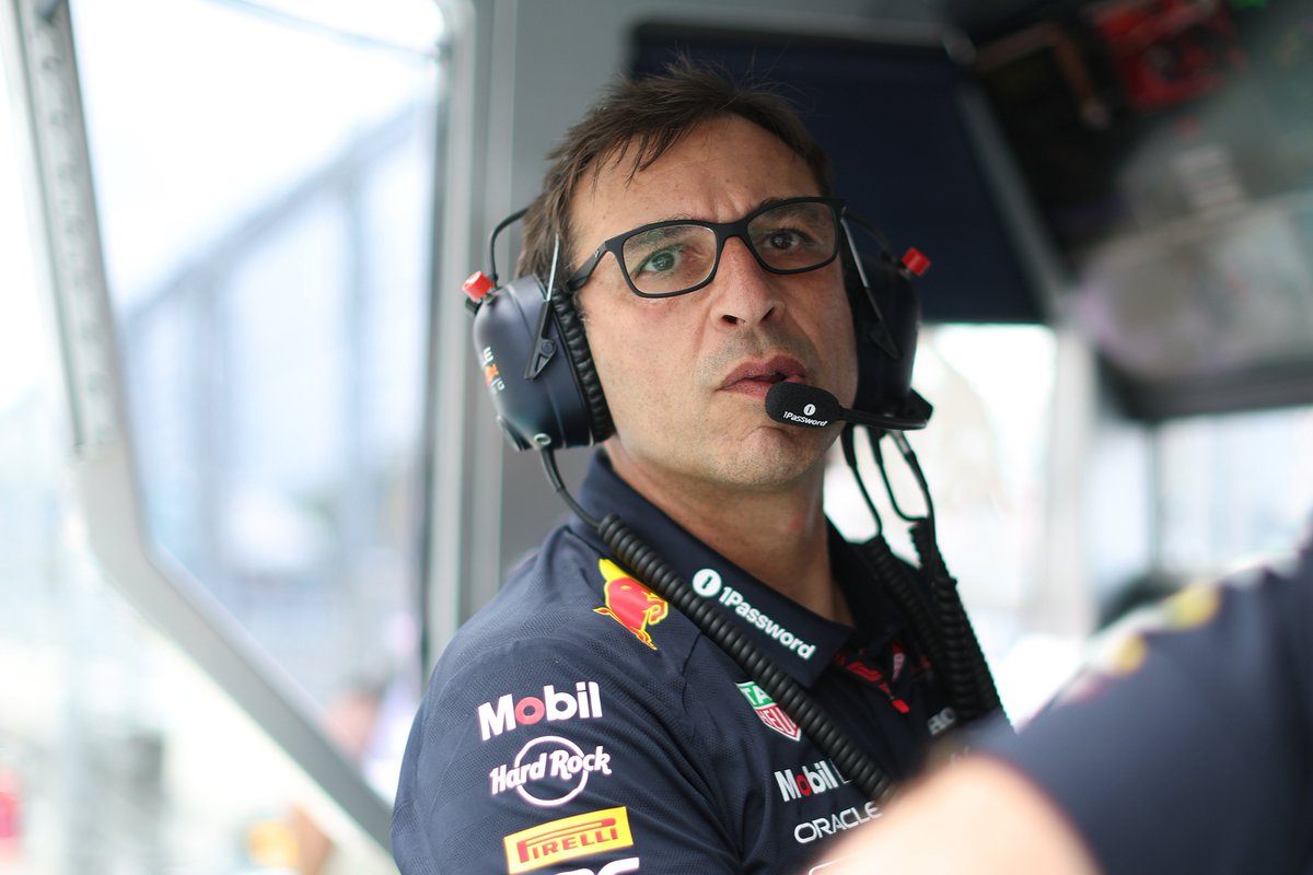 SoyMotor's tweet photo. 👀Estos son los altos cargos que SIGUEN en Red Bull:

- Pierre Waché, jefe técnico
- Hannah Schmitz, directora de estrategia
- Gianpiero Lambiase, jefe de ingeniería e ingeniero de Verstappen
- Enrico Balbo, jefe de aerodinámica

#F1 https://t.co/V5iLR38g7Z