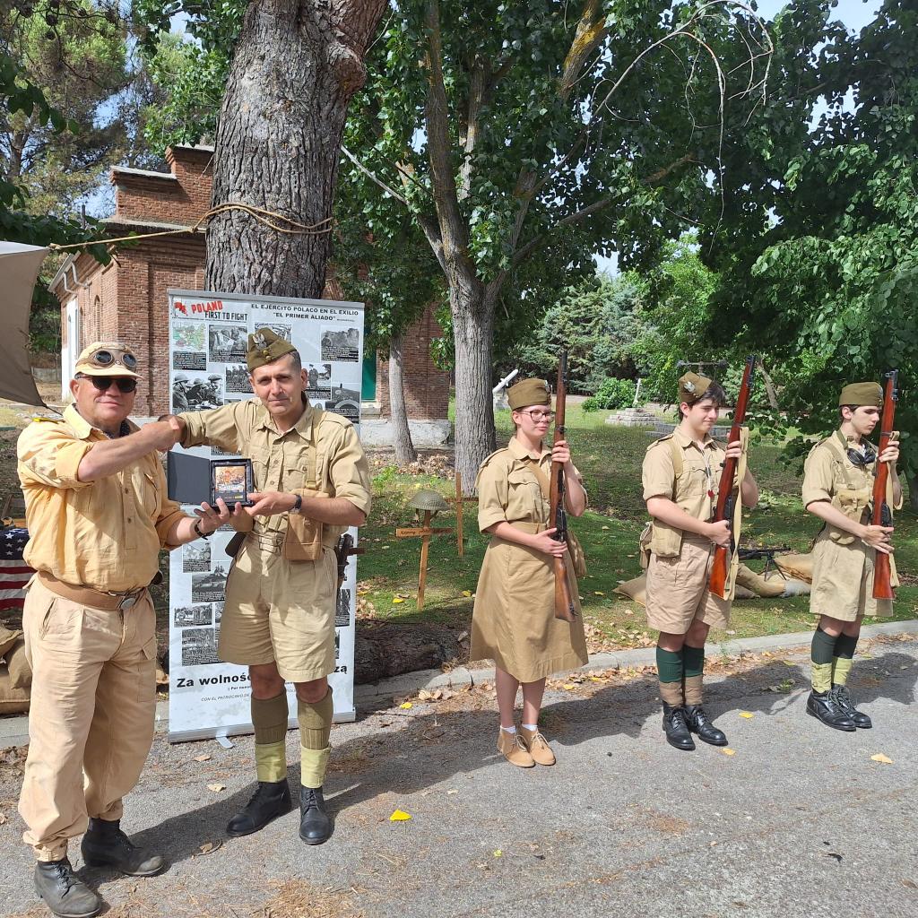PolandFight's tweet photo. El 24 de junio estuvimos con La Asociación Codex Belix en el Día de las Familias del PCMASACOM en el Parque de Artillería de Monteleon. Mostramos uniformes de la Brigada de los Cárpatos, que defendio Tobruk en 1941. 
Gracias a Codex Belix por la invitación.
@PLenEspana https://t.co/yImoJK6IFK
